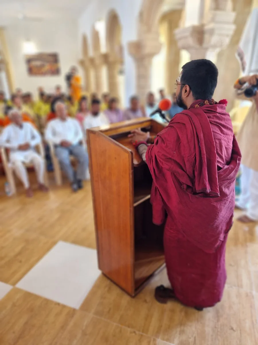 Assembly of spiritual leaders, scholars, and devotees at the Om Ashram auditorium in Jadan.